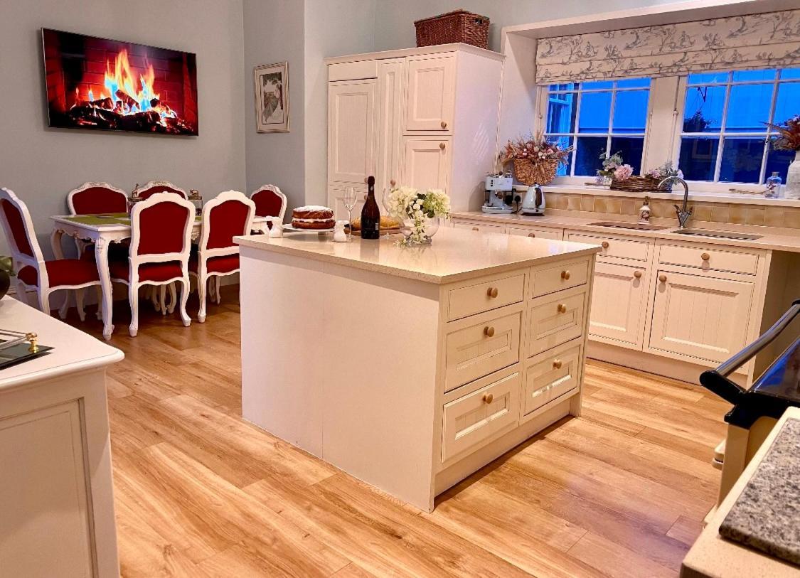 Private Room & Bathroom In Manor House Maybole エクステリア 写真